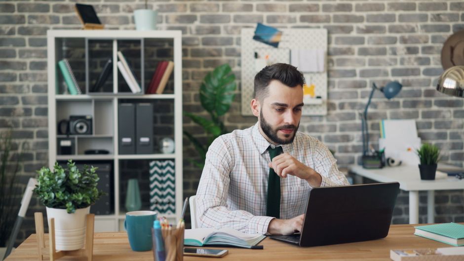 Dozent im Porträt, der an einem Online-Training beteiligt ist